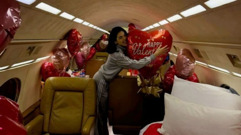 Peso Pluma sorprende a Kenia Os con lujosos regalos por el día del amor y la amistad