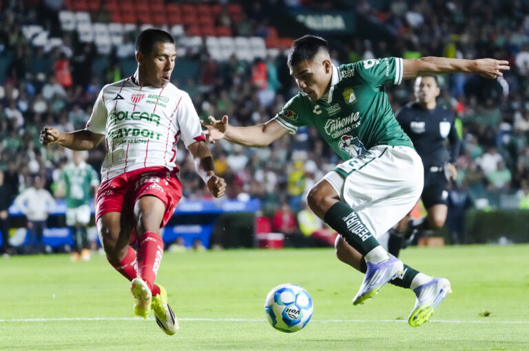 León remonta y vence al Necaxa 2 goles a 1