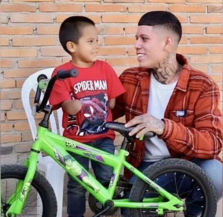 SANTA FE KLAN CUMPLE EL SUEÑO DE MIGUELITO Y LE REGALA UNA BICICLETA