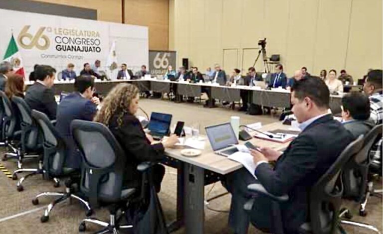 Revisan iniciativas para expedir la Ley de Transparencia y Acceso a la Información