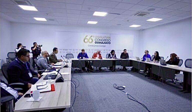 Analizan iniciativa en materia de pueblos y comunidades indígenas y administración pública municipal