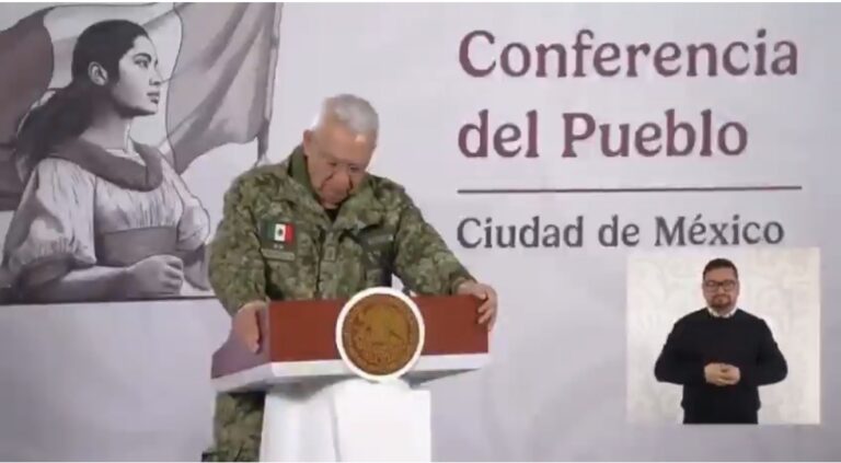 Con la voz quebrada, el general Trevilla honra a los militares caídos
