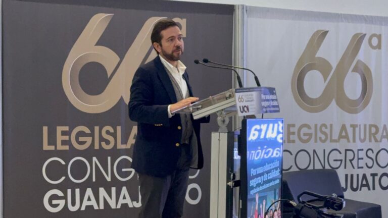 Impulsan regulación de celulares en aulas; advierten pérdida de aprendizaje y riesgos de ciberacoso