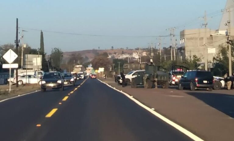 Hallan automóvil abandonado con un cadáver en la Valle de Santiago–Jaral del Progreso