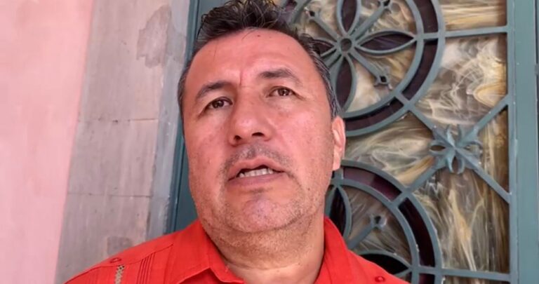 Cristalean camioneta de regidor de Morena en zona restaurantera de Irapuato