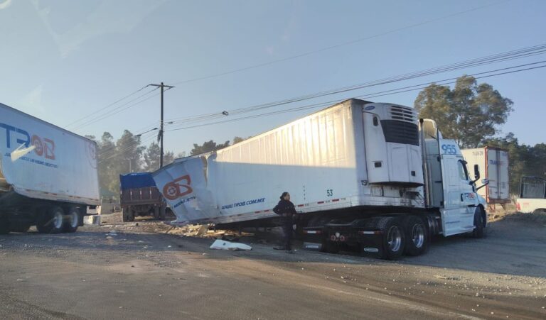 Aparatoso choque entre tolva y tráiler colapsa el Libramiento Norte de Irapuato