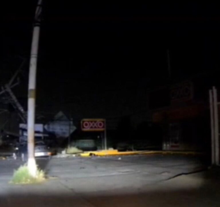 Auto a exceso de velocidad vuela sobre avenida y se estrella contra poste