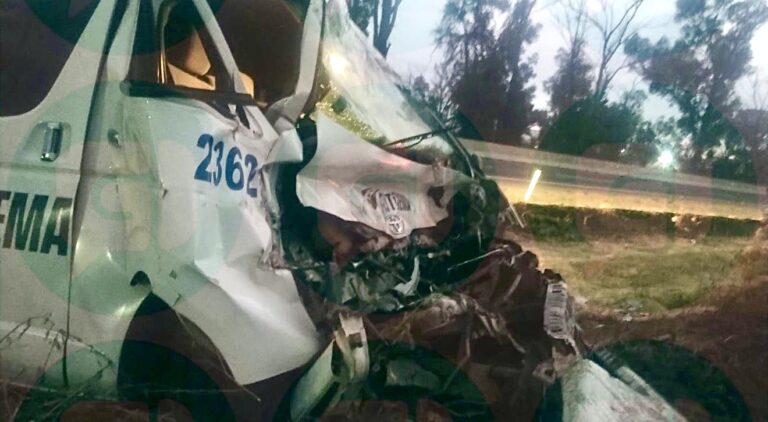 Una persona fallecida deja choque de autobús de transporte de personal