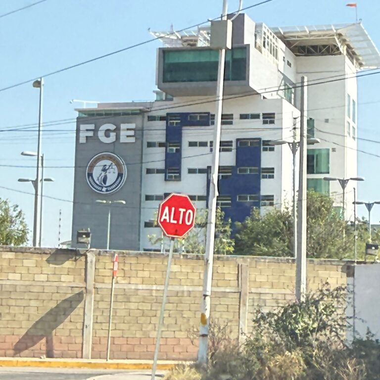 Fiscalía investiga irregularidades en manejo de cuerpos de cuatro víctimas de accidente en Dolores Hidalgo