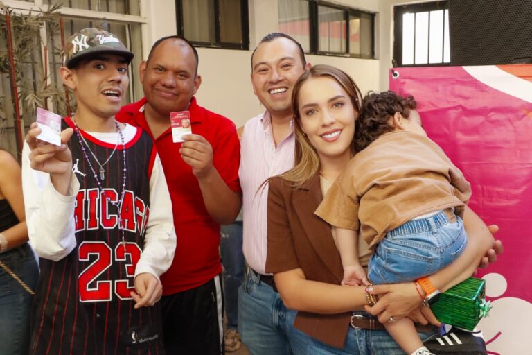 Entrega DIF Municipal credenciales de discapacidad en Cortazar