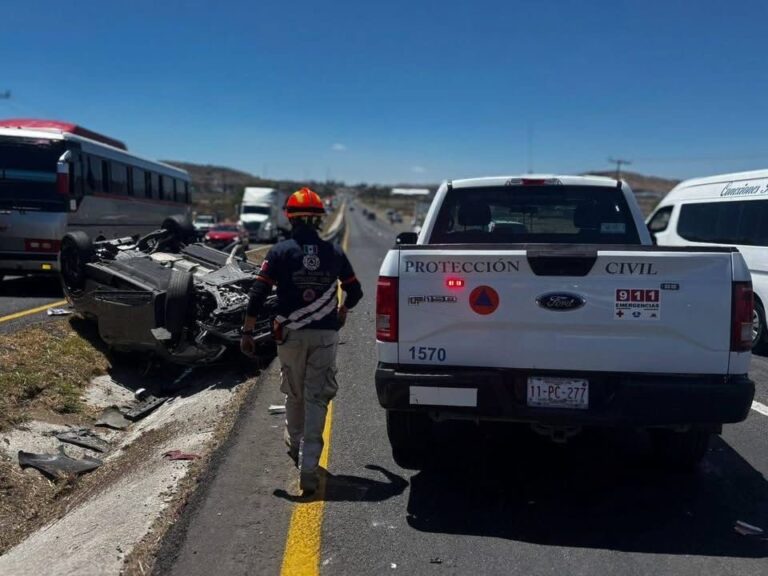 Volcadura de vehículo en la carretera Irapuato-Abasolo deja cuatro lesionados