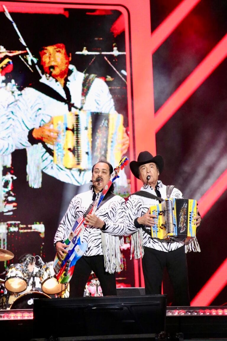 Abarrotan los Tigres del Norte la Feria de las Fresas