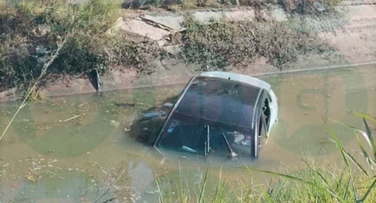 Vehículo cae al canal de Coria tras volcarse