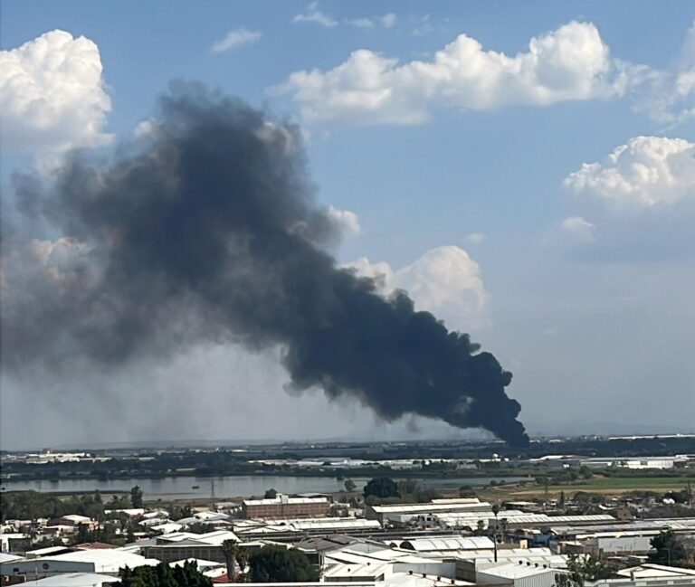 Fuerte incendio de pastizal moviliza cuerpos de emergencia en León