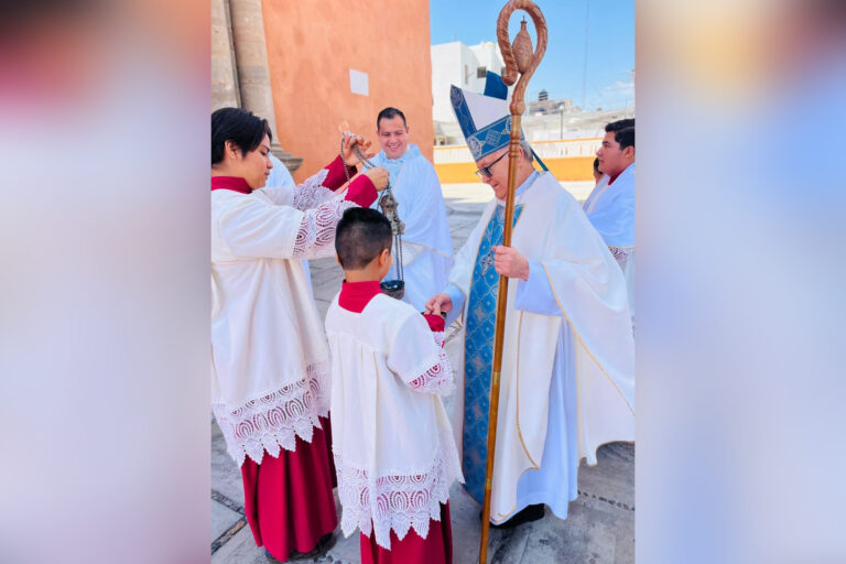 La familia atraviesa por una etapa de profundos desafíos sociales y culturales: Obispo de Irapuato