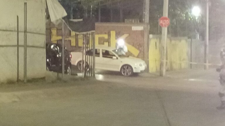 Ejecutan a hombre mientras esperaba a que sus hijos salieran de clases