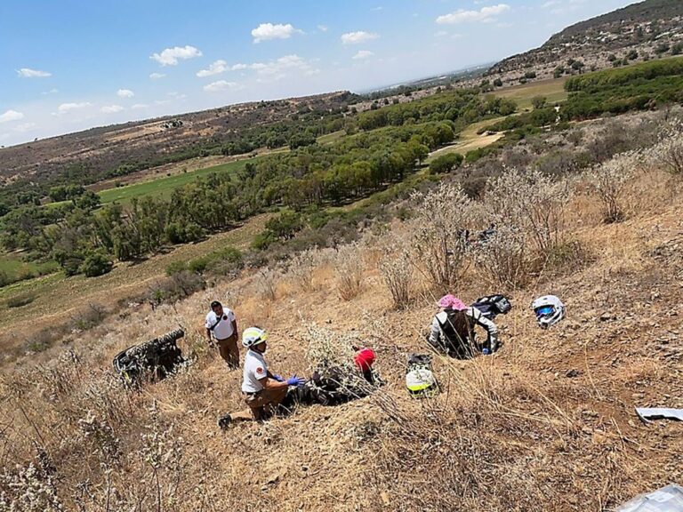 PC y Bomberos de Silao rescatan a pareja que cayó a barranco con su raizer en Cerrito Pelón