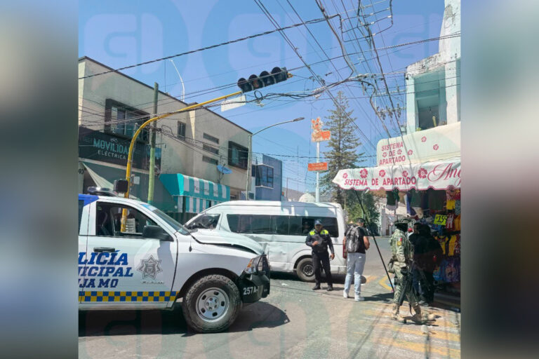 Patrulla choca contra camión de transporte público cuando trasladaba detenidos