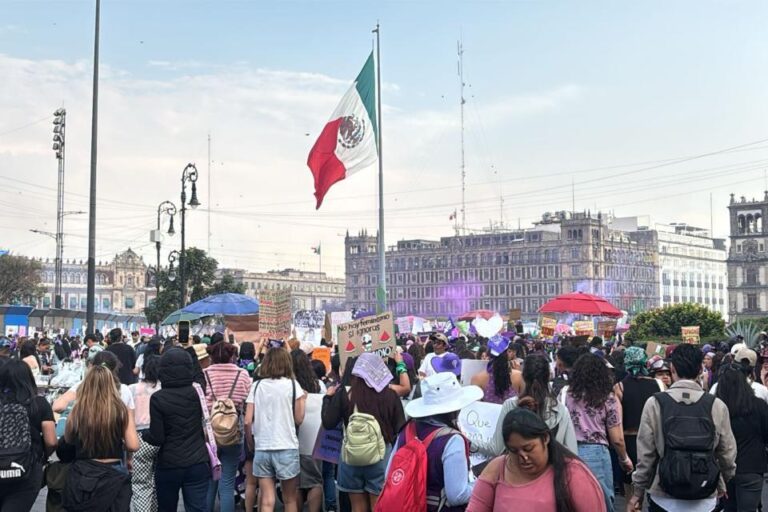 Mujeres marchan en México contra las desapariciones y feminicidios