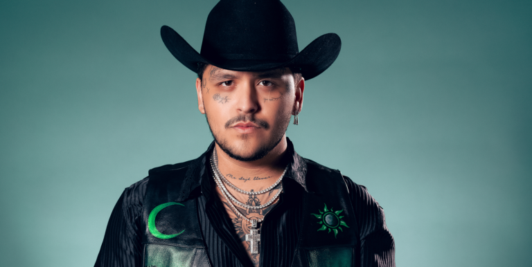 Christian Nodal continúa borrándose los tatuajes del rostro