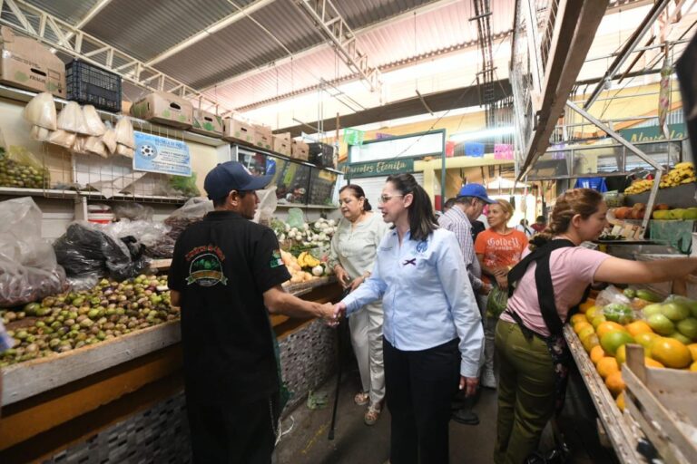 Autoridades estatales y locales realizan recorrido de trabajo en mercado Sostenes Rocha