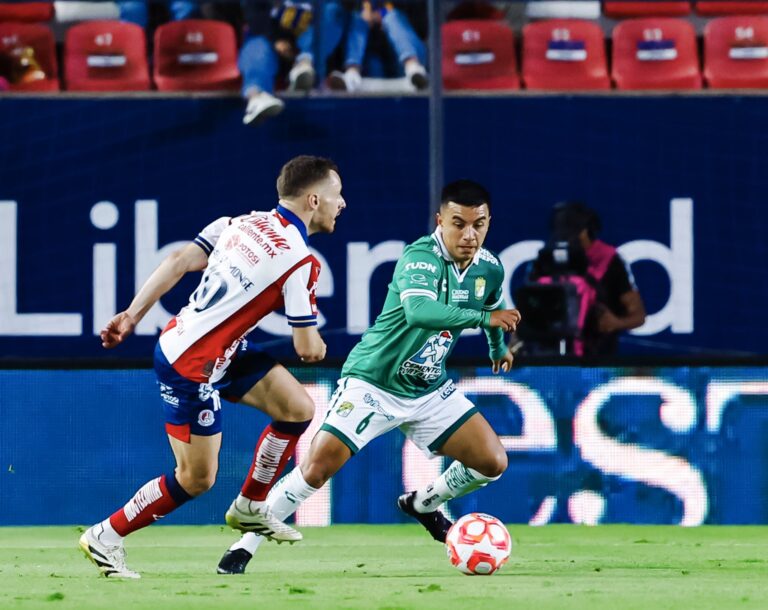 León gana con gol de último momento al San Luis y mantiene sueño de Liguilla
