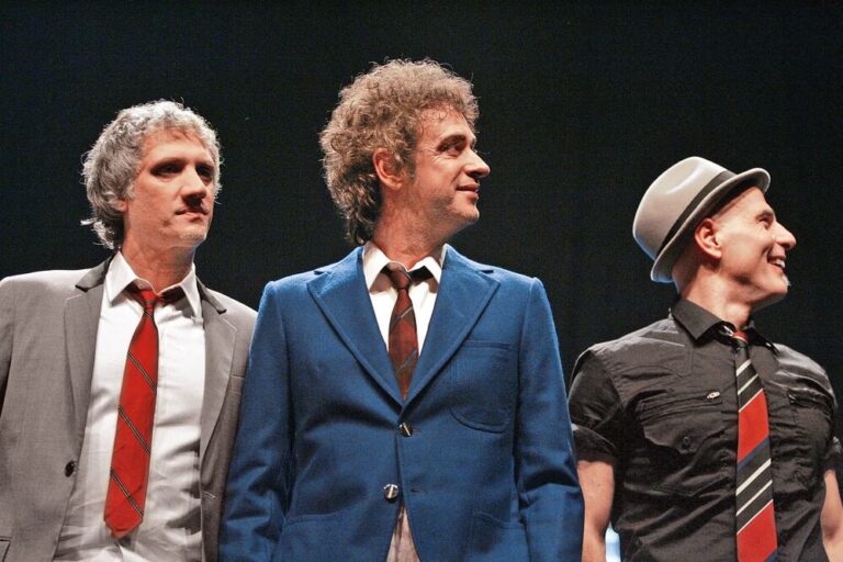 Soda Stereo pide a fans no usar el celular durante sus conciertos