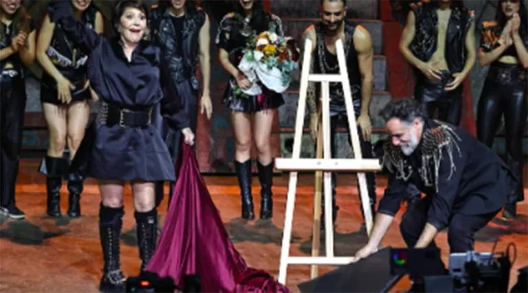 Alejandra Guzmán rompe la placa de Malinche en plena develación