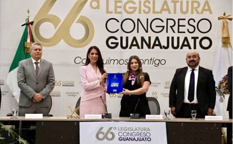 Recibe la presidenta del Congreso del Estado el 2do. Informe de la Gente