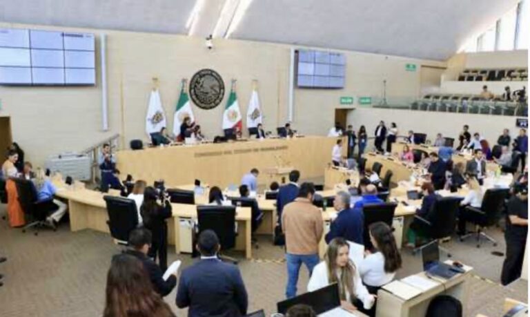 Sesiona el Pleno del Congreso, aprueban cambios en comisiones legislativas