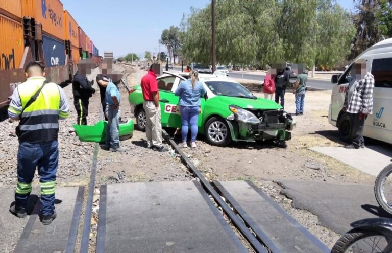 Tren impacta a taxi en Celaya y provoca fuerte accidente
