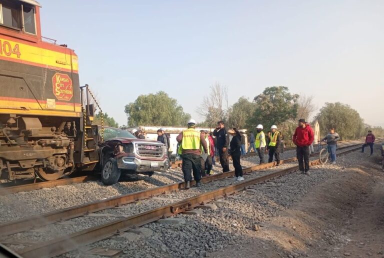 Tren arrolla camioneta que quiso ganarle el paso en San Juan de la Vega