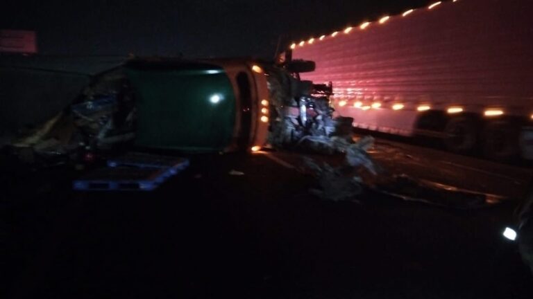 Carambola entre dos autos y un camión colapsa la circulación en la Irapuato–Abasolo