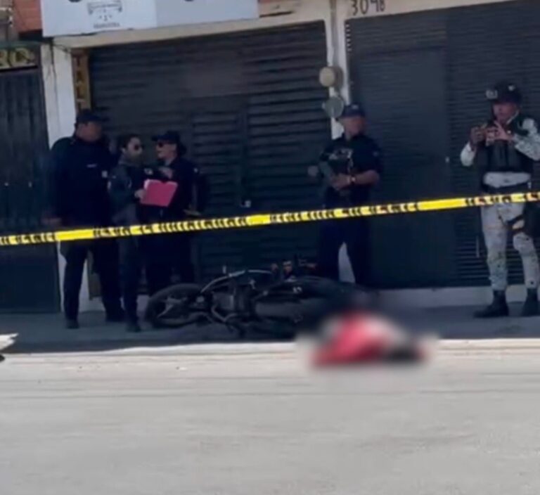Ejecutan a balazos a hombre frente a plaza comercial en Celaya