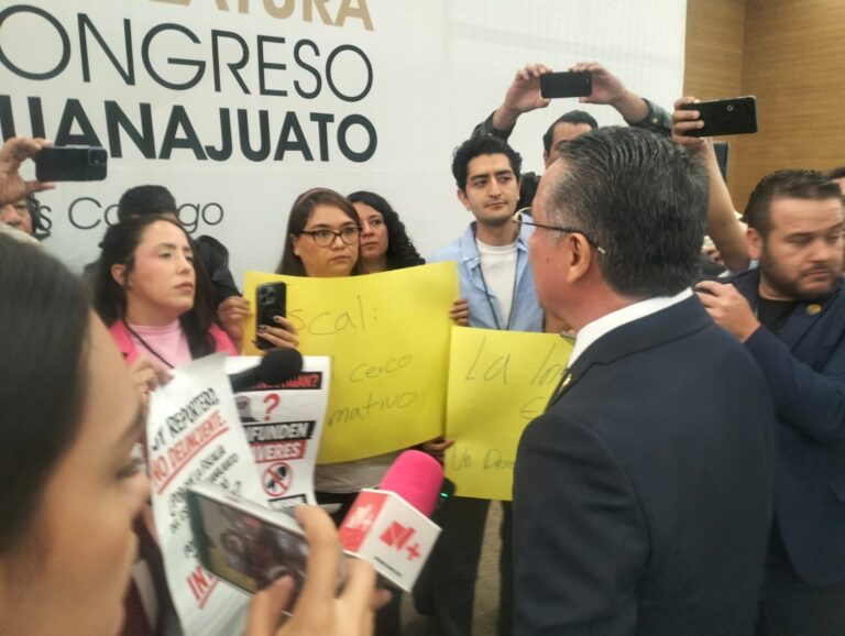 Periodistas protestan frente al fiscal de Guanajuato por cerco informativo
