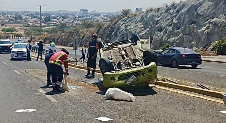 Vuelca automóvil en el Cinturón Vial