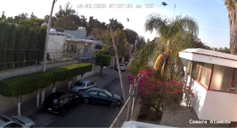 Fuerte choque en Celaya: automovilista derriba poste y todo queda grabado