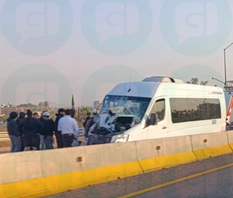 Camioneta de transporte de personal choca contra camión en la Irapuato-Abasolo