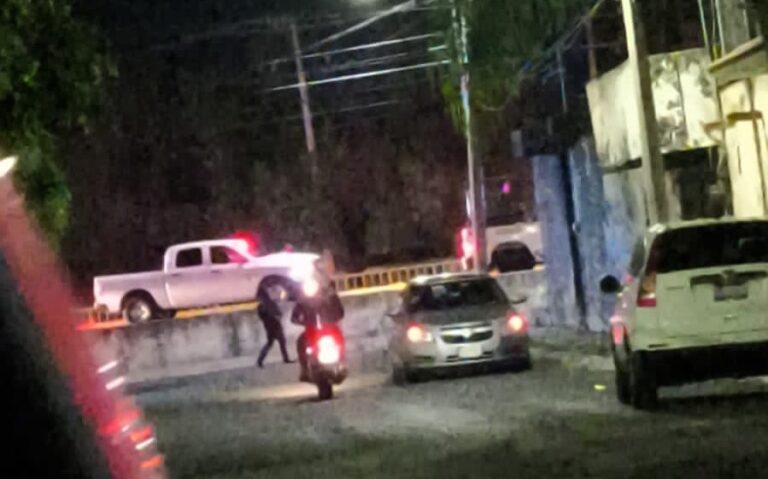 Persecución en Celaya termina con vehículo impactado contra un poste