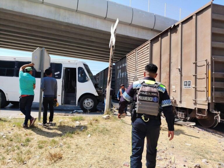 Tren impacta camión de pasajeros en Celaya