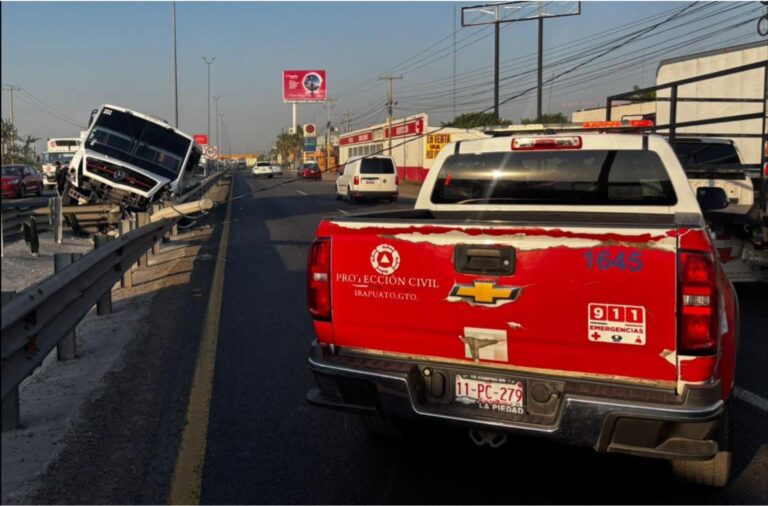 Vuelca camión de transporte de personal en la Irapuato-Abasolo