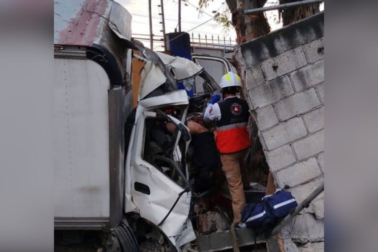 Camión de paquetería se sale de la carretera Irapuato-Silao y se impacta contra casa; hay un muerto y dos heridos