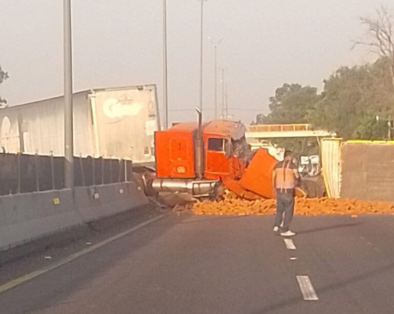 Fuerte choque entre camiones cierra carretera Irapuato–Abasolo