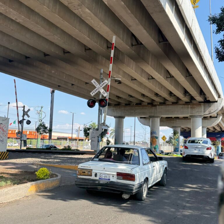 Tren de pasajeros frena salida de vías en Irapuato; buscan modificar trazo de carga