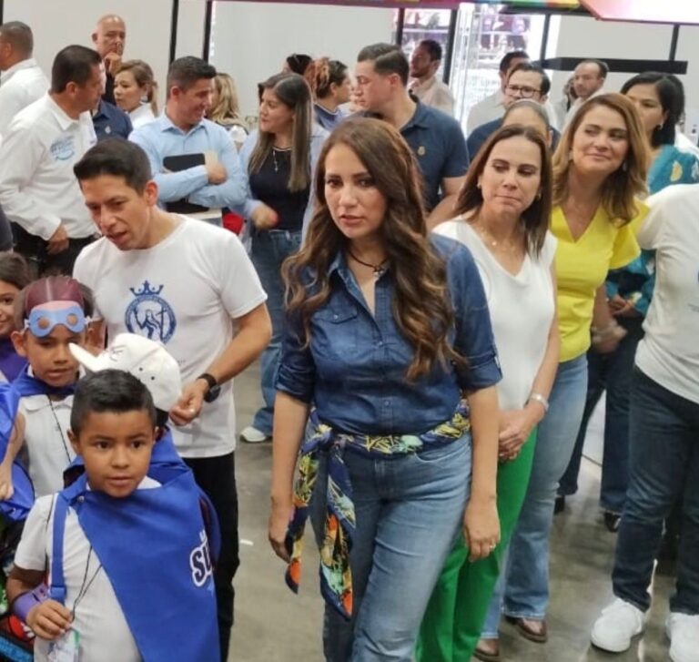 Gobernadora llama a la legalidad y rendición de cuentas en el servicio público