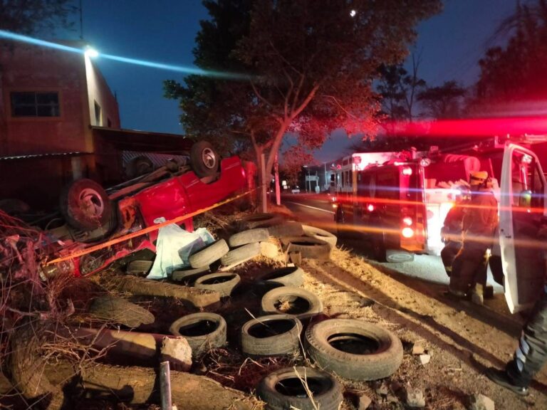 Hombre pierde la vida tras volcar su camioneta luego de chocar contra llantas de vulcanizadora