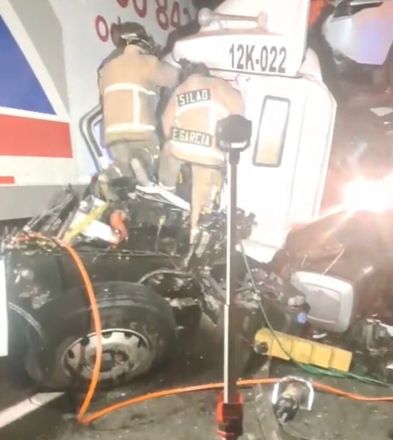 Rescatan con vida a operador tras fuerte accidente en autopista Salamanca–León