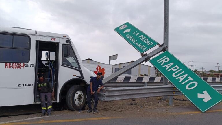 Camión de transporte se impacta contra señalamiento en Irapuato