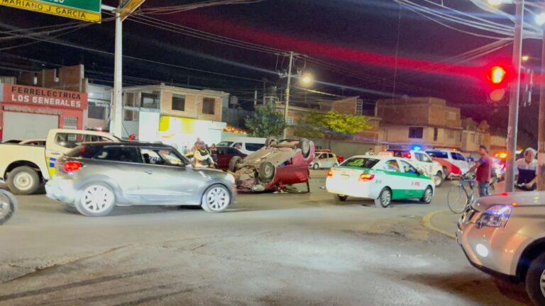 Volcadura de vehículo en salida a Pueblo Nuevo deja solo daños materiales