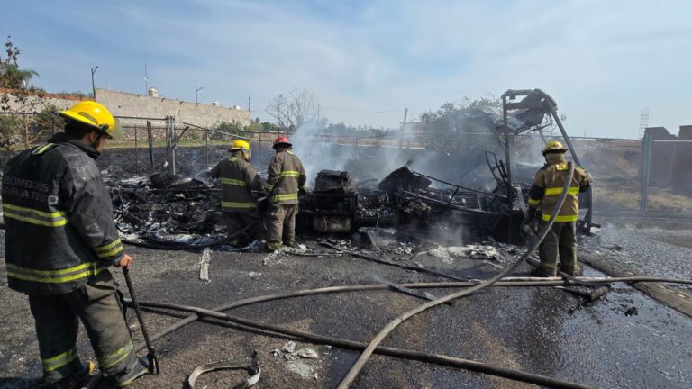Quema de pastizal provoca incendio de casa rodante en fraccionamiento Los Arcos